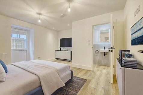 IMG_8857_8-copy-2 - Bedroom - Standard - 0.jpg