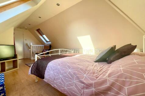 Annex upstairs bed 