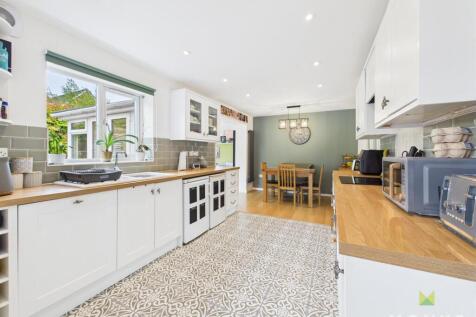 KITCHEN/ DINING ROOM