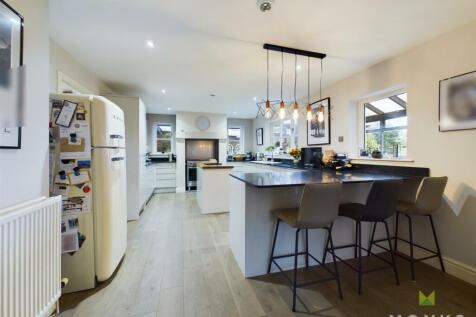 Kitchen/ Breakfast Bar