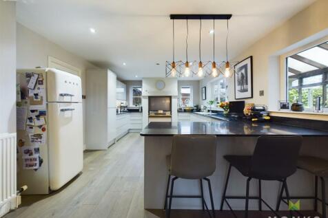 Kitchen/ Breakfast Bar