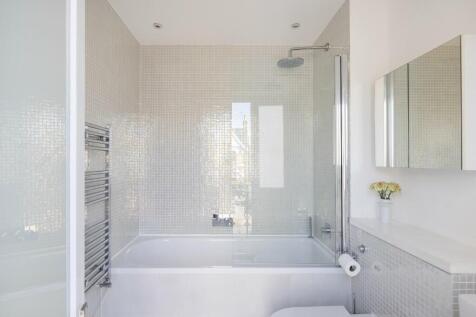 Principal bathroom