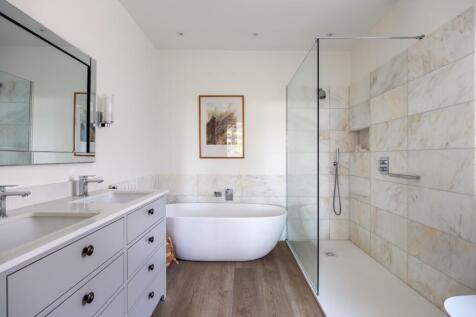 Principal bathrooom