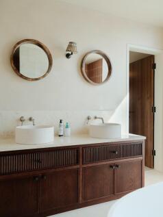  Principal bathroom