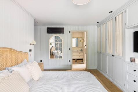 Principal bedroom