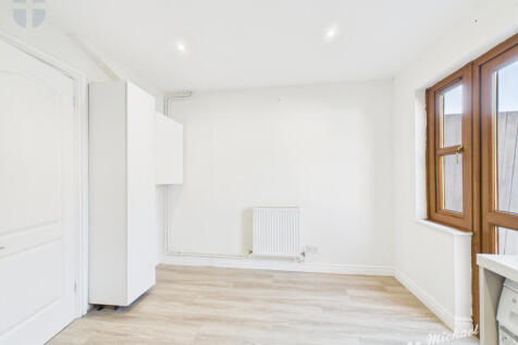 CAM03218G0-PR0808-STILL004