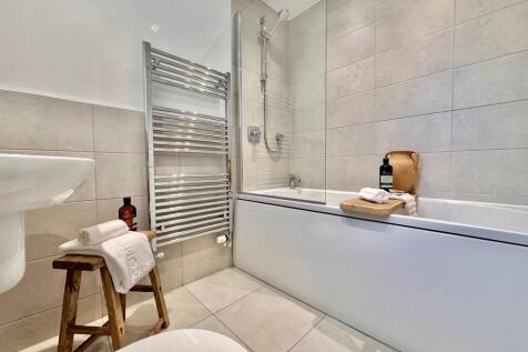 Main bathroom
20