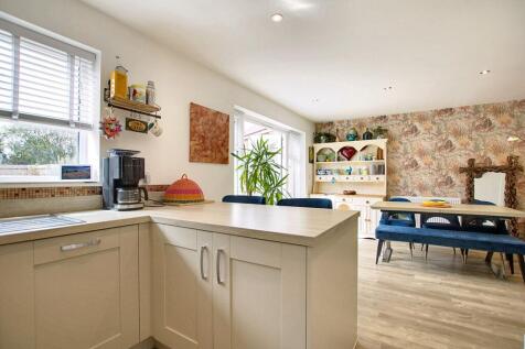 Modern Fitted Kitchen &amp; Dining Area
