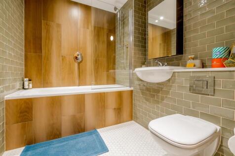4. Canada Gardens- Bathroom.jpg