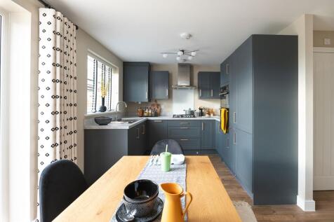 A modern open-plan kitchen &amp; diner