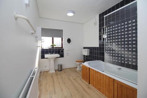 Bathroom (Shared)