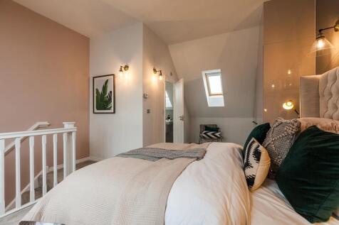 Plus private en-suite and room to fit a wardribe/dresser