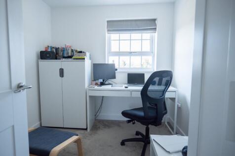 Bedroom 5 / Office