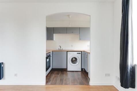 141 Riverside Close-3.jpg