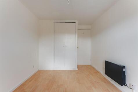 141 Riverside Close-10.jpg