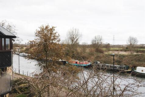 141 Riverside Close-14.jpg