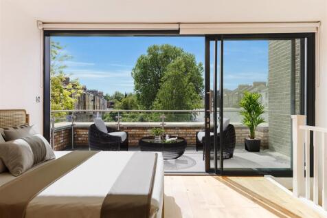master-bedroom-Wilton-Way-28-1-st-view complete.jp