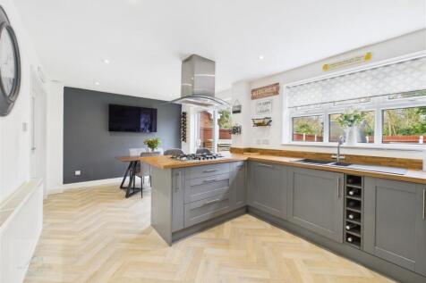 Open Plan Kitchen / Dining
