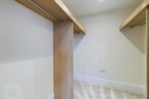 Master Walk in Wardrobe