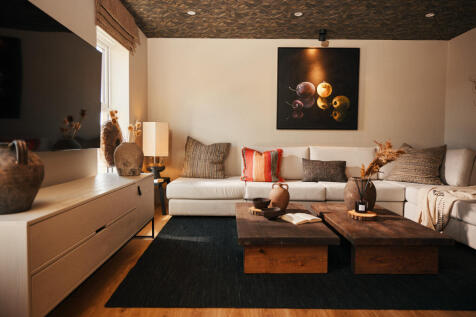 Spacious lounge