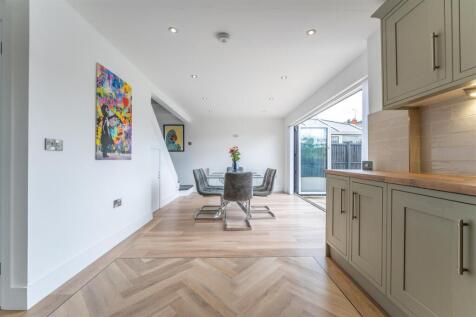 Kitchen/ Dining Room