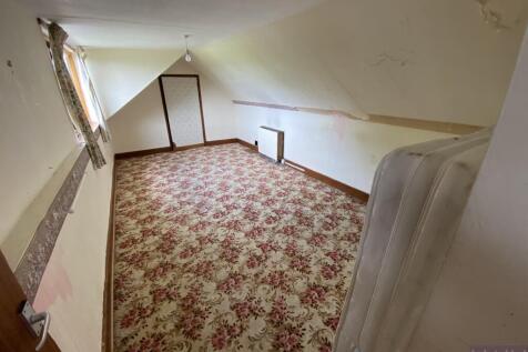 Droma Bedroom