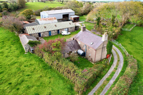 Farmhouse &amp; Courtyard