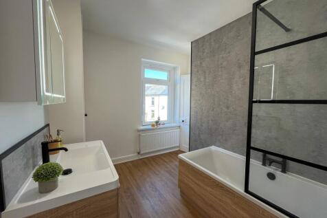 Main Bathroom 