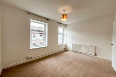 Main Bedroom (First Floor Front)