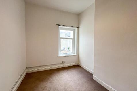 Bedroom 2 (First Floor Middle)