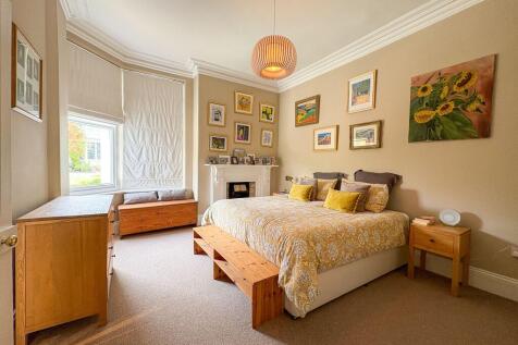 First Floor Middle Bedroom (with En Suite Shower R