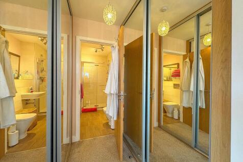 Dressing Area in Bedroom 1