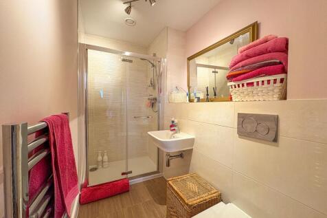 En Suite Shower Room for Main Bedroom 