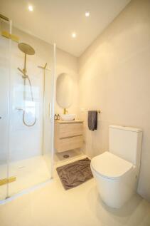 Indoor - bathroom 4