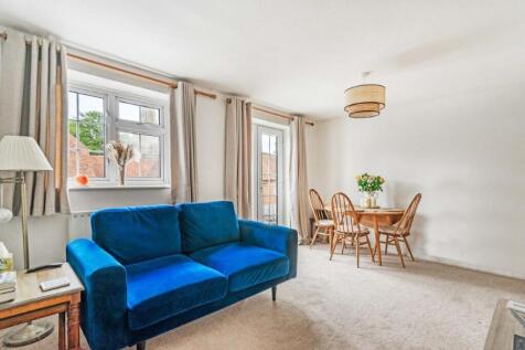 Sitting/dining room