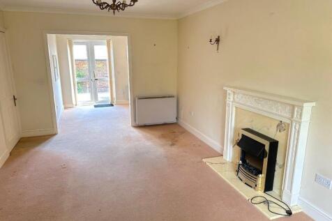 Sitting/dining room