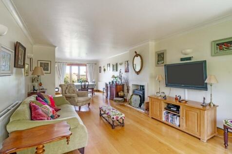 Sitting/dining room