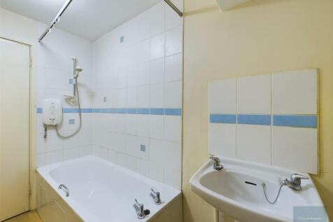 F4 Bathroom.jpg