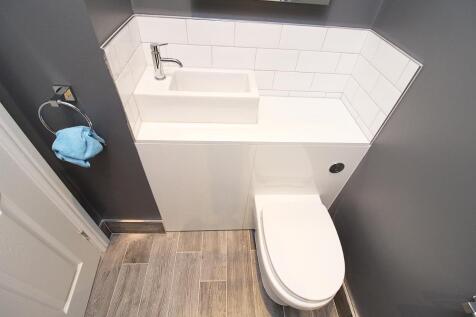 en-suite toilet.JPG