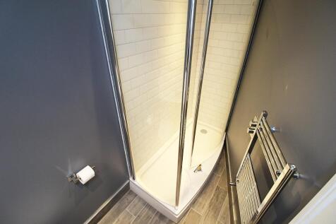 en-suite shower.JPG