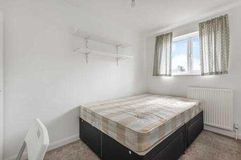 Bright, neatly presented double bedroom with a ...