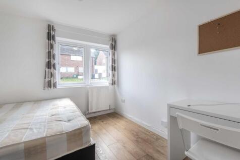 Bright, tidy single bedroom with a window provi...