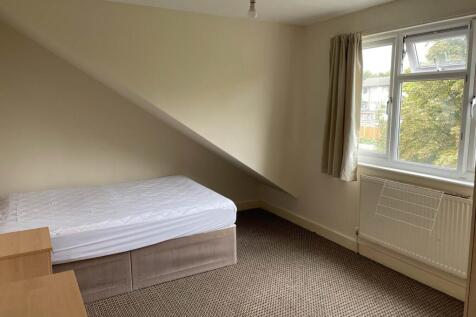 Bright, tidy bedroom with a comfortable single ...