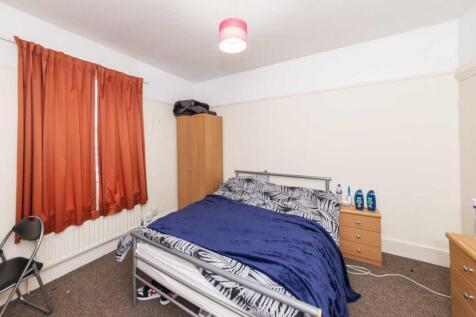 Bright, simply furnished double bedroom featuri...