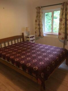 Bright, tidy double bedroom with a wooden bedfr...