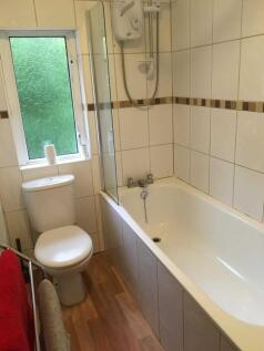 Bright, well-maintained bathroom with a full-si...