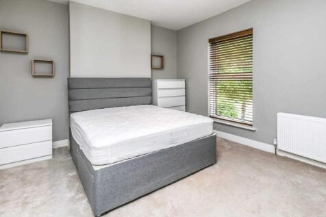 Bright, neutral double bedroom with a contempor...