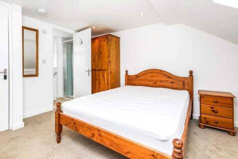 Bright, neatly presented double bedroom with so...