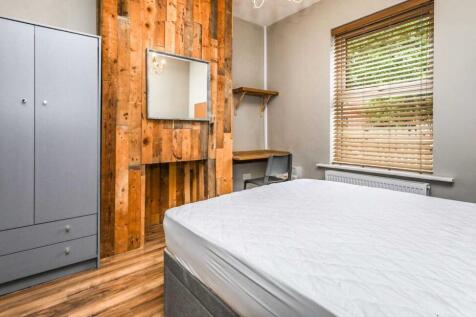 Bright, neatly presented double bedroom with a ...