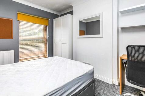 Bright, well-kept double bedroom with a comfort...